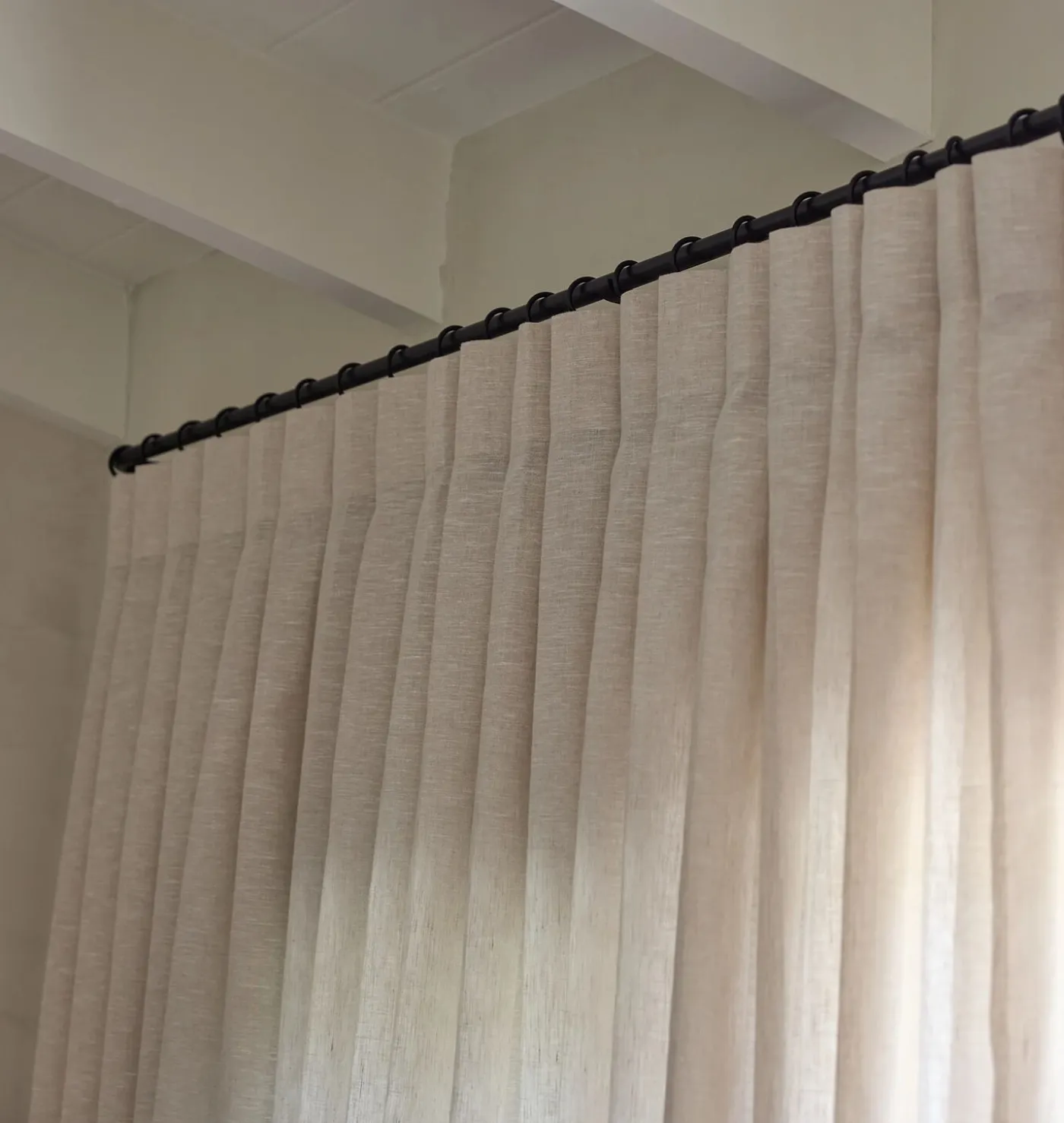 Black Curved Curtain Rod 40"-77"